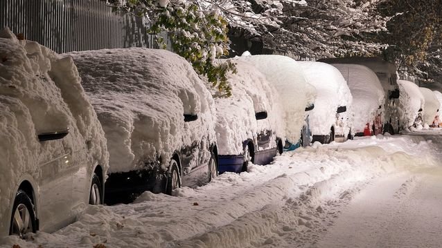 Pouvez-vous recevoir une contravention pour une plaque cachée par la neige quand votre voiture est stationnée?