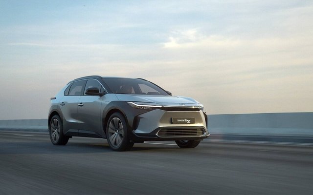 Toyota : des véhicules électriques qui se rechargent entre eux en roulant?