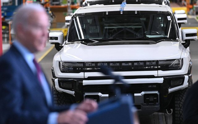 En visite chez General Motors, Joe Biden s'enthousiasme pour le Hummer EV