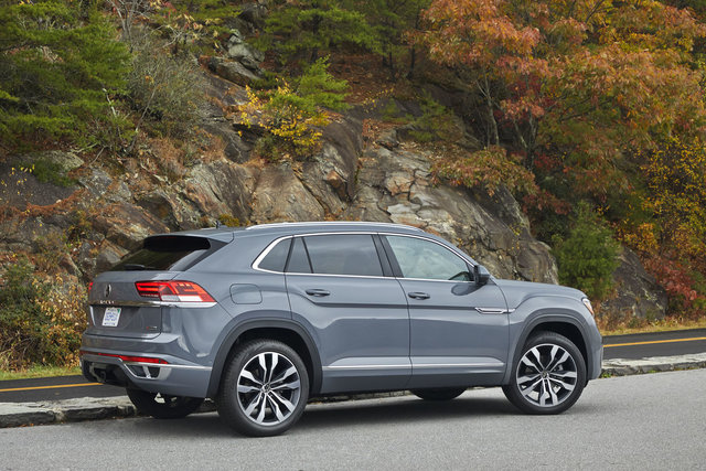 2022 Volkswagen Atlas Cross vs. 2022 Hyundai Santa Fe: Add to Your Lifestyle