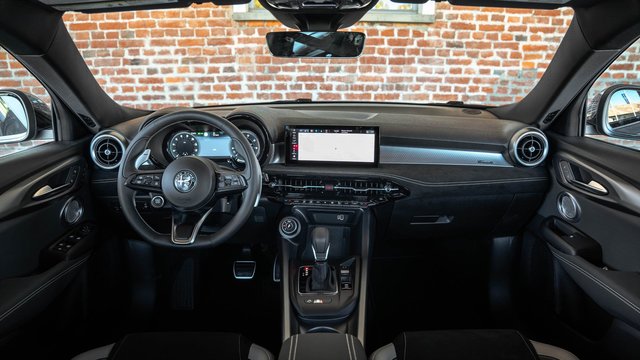 Simplifier les déplacements quotidiens grâce à la suite de connectivité avancée de l’Alfa Romeo Tonale 2026