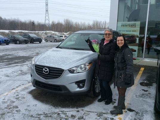 Heureuse d'avoir enfin une voiture neuve Mazda