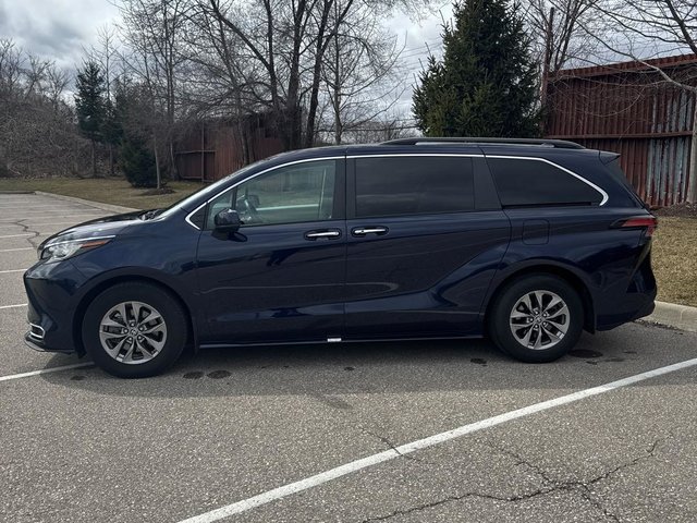 2021 Toyota Sienna Hybrid in Bolton, Ontario