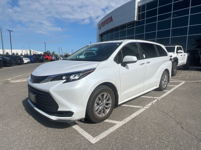 2025 Toyota Sienna Hybrid in Bolton, Ontario