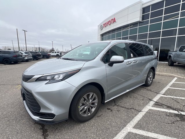 2025 Toyota Sienna Hybrid in Bolton, Ontario