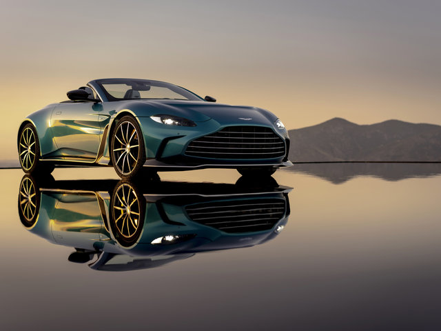 Say hello to the impressive Aston Martin V12 Vantage Roadster