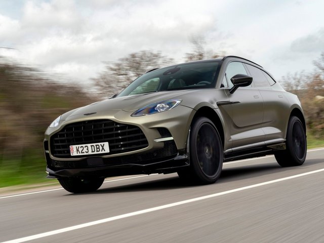 Derrière le volant de l’Aston Martin DBX 2025 : mariage parfait entre performance et raffinement