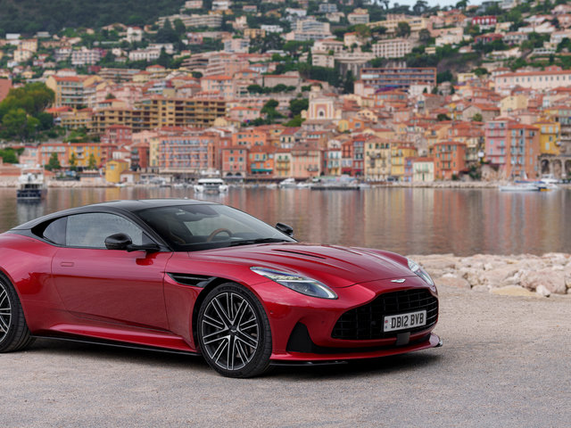 Ce qui distingue l'Aston Martin DB12 2026 dans l'univers du luxe haute performance