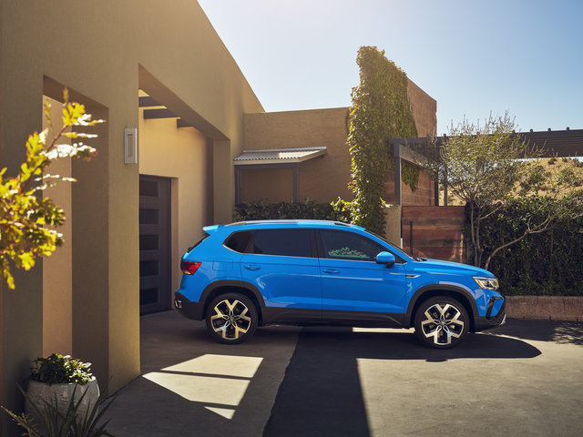 2022 Volkswagen Taos vs 2022 Toyota Corolla Cross