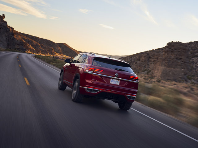 2022 Volkswagen Atlas Cross Sport vs. 2022 Honda Passport: Top Value and Features