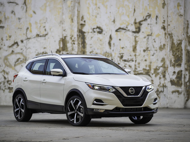 2020 Nissan Qashqai vs 2020 Mazda CX-30: space and fuel economy