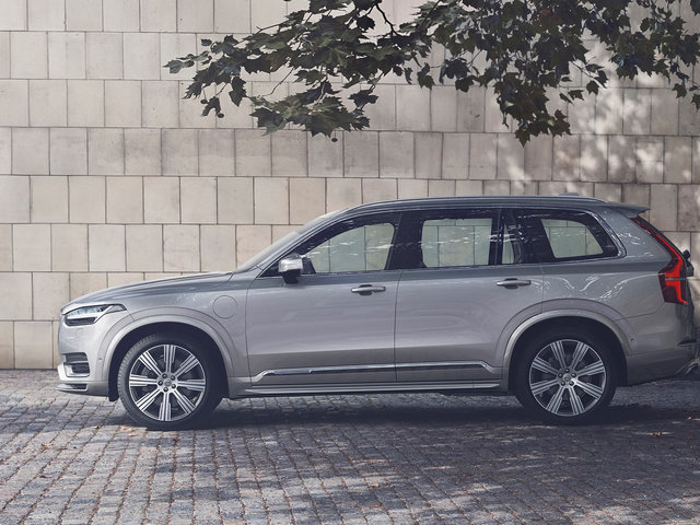 2021 Volvo XC90 vs. 2021 Mercedes-Benz GLE: Advanced Drivetrains and Scandinavian Style