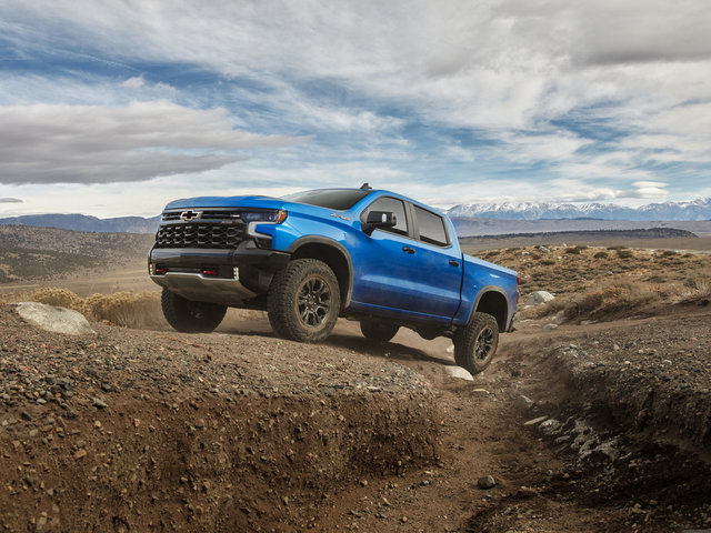 Does the 2026 Chevrolet Silverado 1500’s Multi-Flex Tailgate Make Loading Simpler?