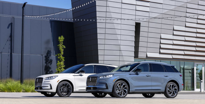 Lincoln Corsair vs Lincoln Corsair PHEV: Which is right for you?