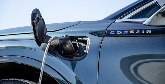 10 Things to Know About Driving a 2025 Lincoln Hybrid or PHEV in Winter