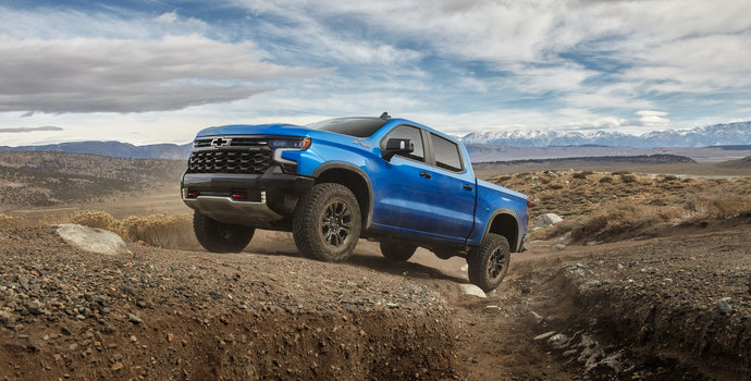 2025 Chevrolet Silverado 1500 Towing Capacity Guide and Engine Comparison