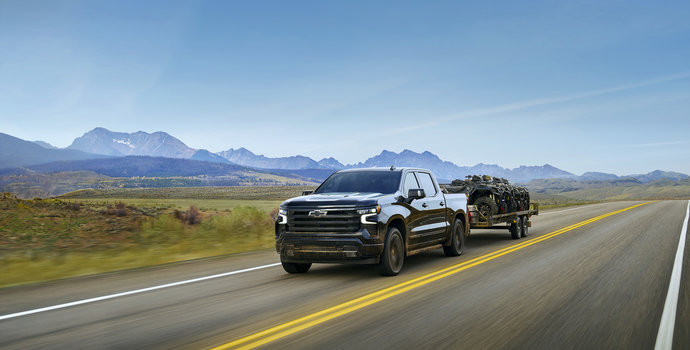 Which 2025 Chevrolet Silverado Engine Can Tow Over 10,000 Pounds?