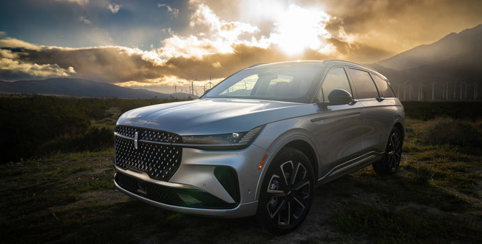 2025 Lincoln Nautilus Models – Standard and Available Features Guide