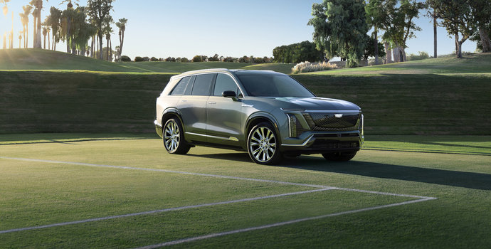Comparing the 2026 Cadillac VISTIQ to the Cadillac XT6