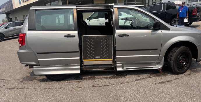 2016 DODGE GRAND CARAVAN SE w/ Savaria Manual Side Entry Conversion