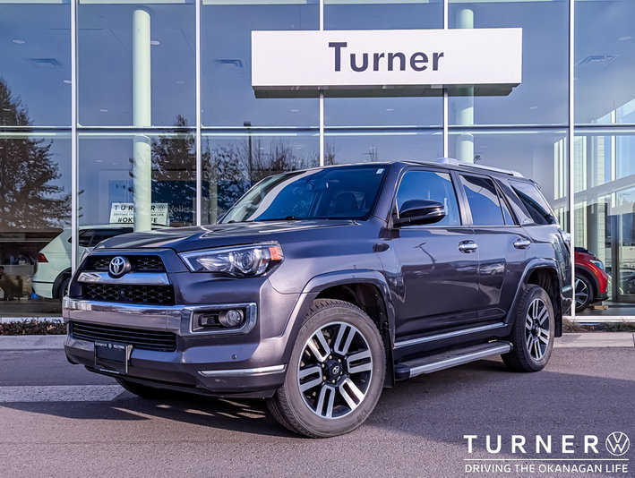 2017 Toyota 4Runner SR5 V6 / FOUR WHEEL DRIVE / HEATED SEATS / TOW HITCH