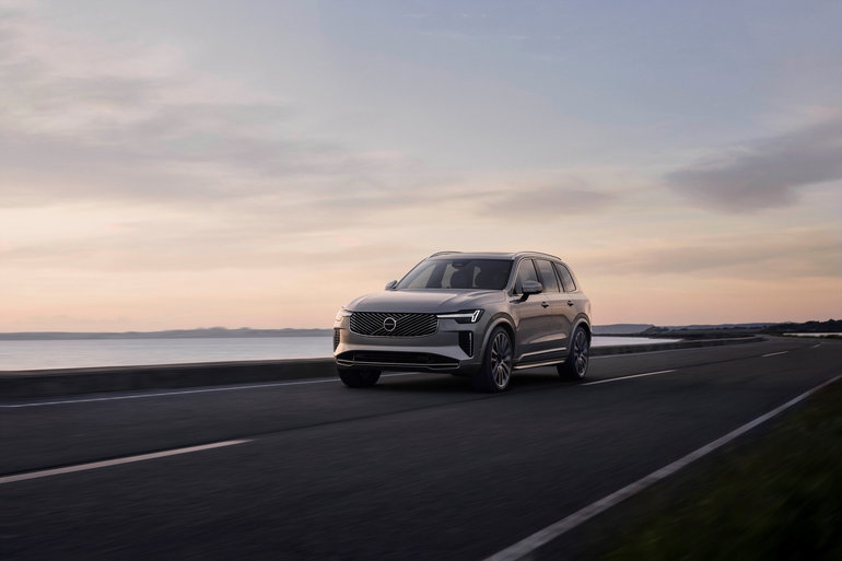 Volvo dévoile la version actualisée du XC90 2025 : Un VUS hybride alliant luxe et efficacité