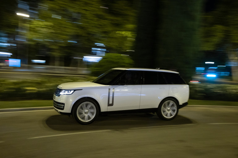 What sets the 2023 Range Rover apart from the new BMW X7?