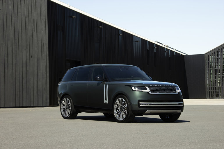 Navigating Montreal's Traffic Headaches with the 2025 Range Rover's Pivi Pro Infotainment System