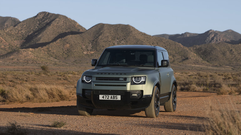 Defender 90 in 2026: Why the Short-Wheelbase Defender Fits Montréal's Narrow Streets and Weekend Trails