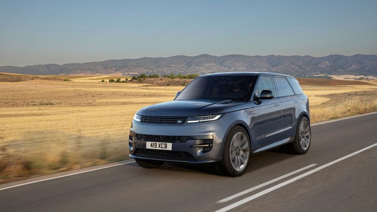 Combien de kilomètres en mode tout électrique offre le Range Rover Sport P550e?