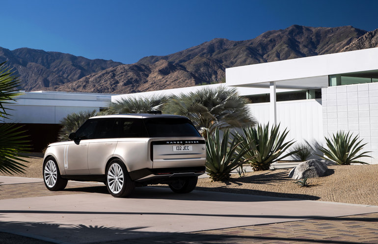 Range Rover 2022 vs. Mercedes-Benz GLS 2022 : Un luxe robuste