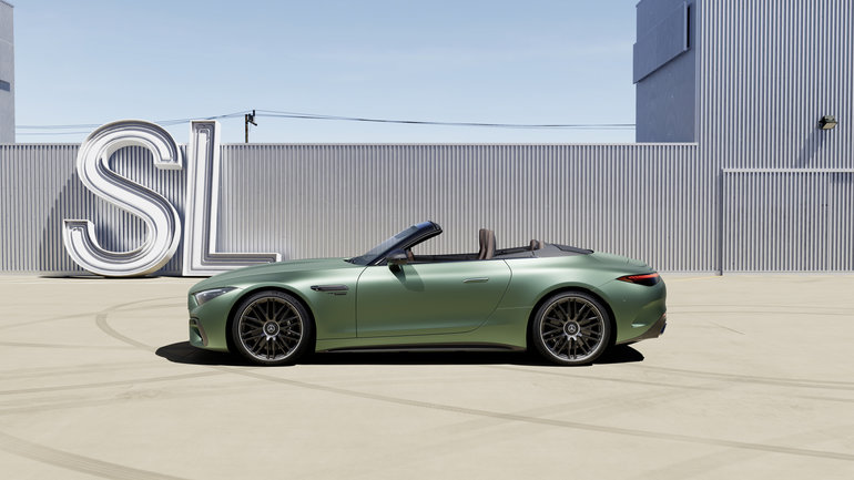 Seamless Style: Sculpting City Streets with the 2024 Mercedes-Benz SL Roadster