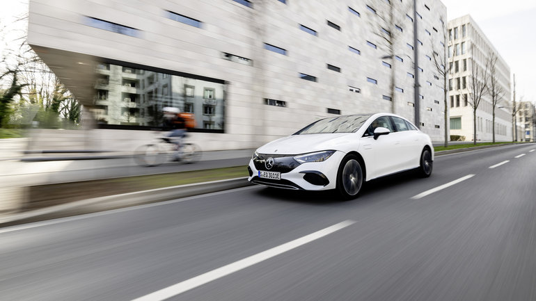 5 Ways the 2024 Mercedes-Benz EQE Sedan Redefines Digital Luxury