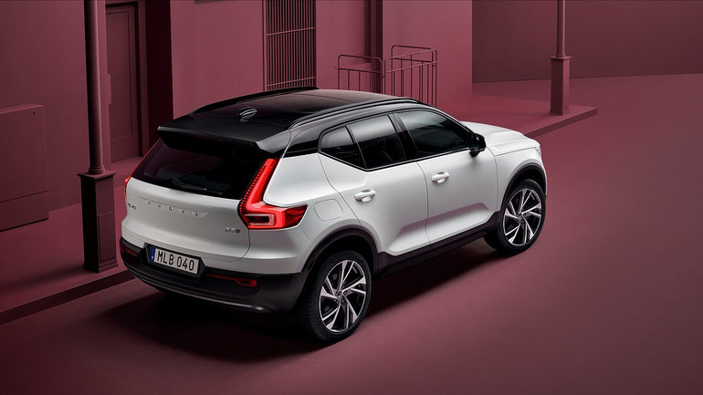 https://img.sm360.ca/ir/w770/images/article/volvo-mississauga/81548//265578_xc40_r-design_expression_in_crystal_white_pearl1606498479009.jpg