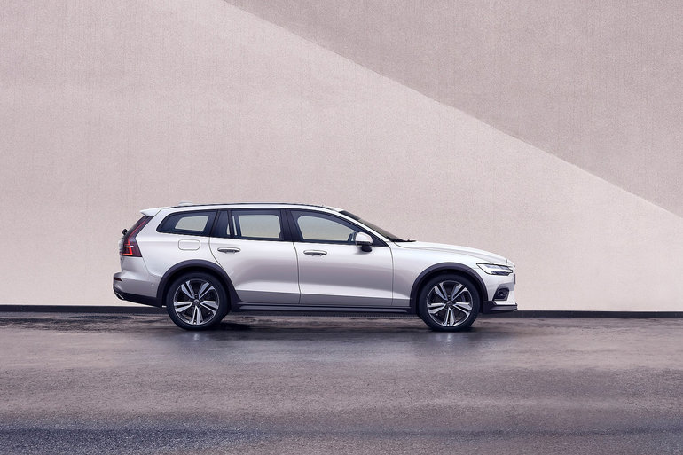 2021 Volvo V60 Cross Country vs. 2021 Audi A4 allroad: Choose Style and Reliability