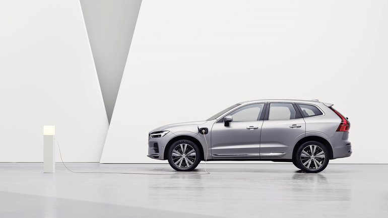 2022 Volvo XC60 Recharge vs. 2022 Audi Q5 TSFI e: Next-Generation Technology Pulls Ahead