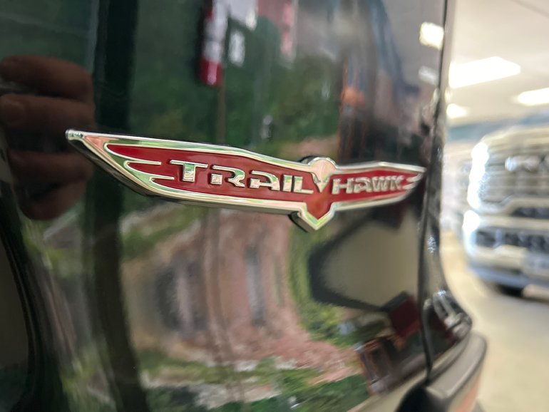 2022 Jeep CHEROKEE TRAILHAWK