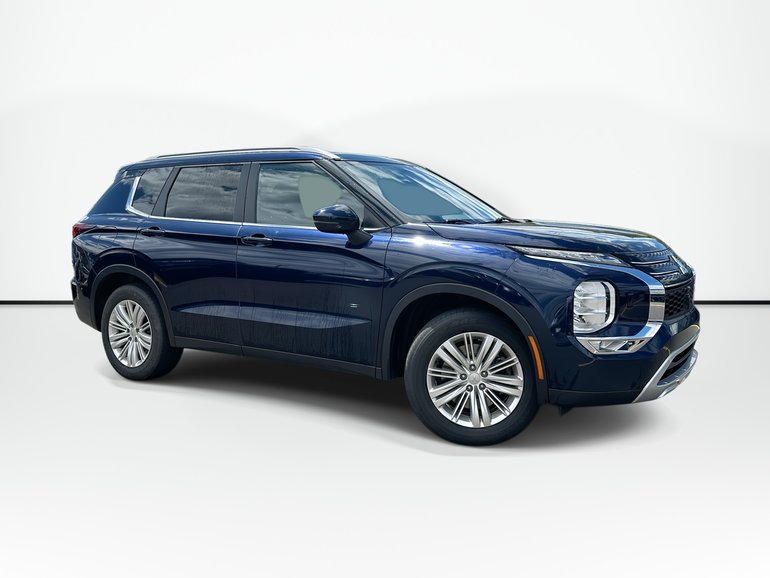 2024 Mitsubishi Outlander LE | Roof | Htd Sts | Keyless | Warranty to 2034