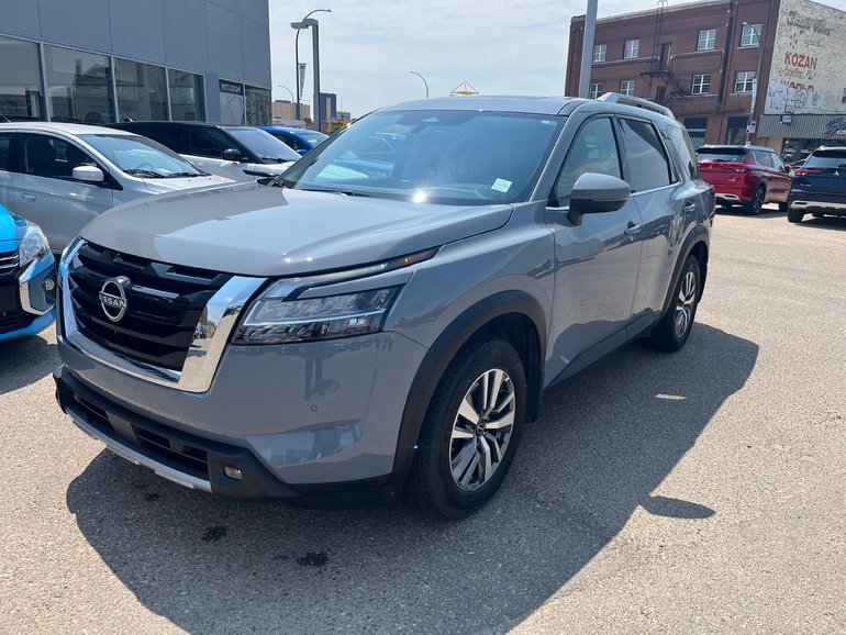 2024 Nissan Pathfinder SL 4WD, Leather, Sunroof, Heated Seats