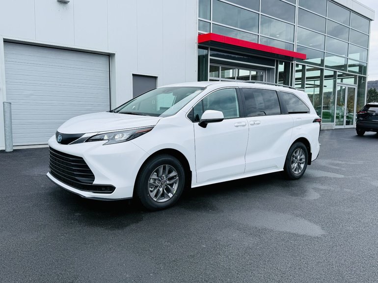 2025 Toyota SIENNA LE 8 PLACES