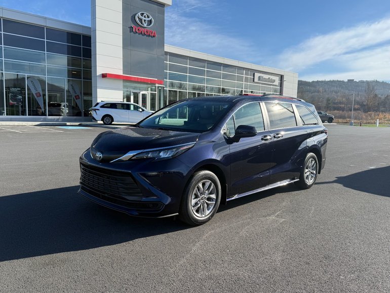 2025 Toyota SIENNA XLE 8 PLACES
