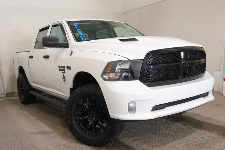 Ram 1500 Classic EXPRESS + 4X4 + CREW CAB +  NIGHT EDITION 2022