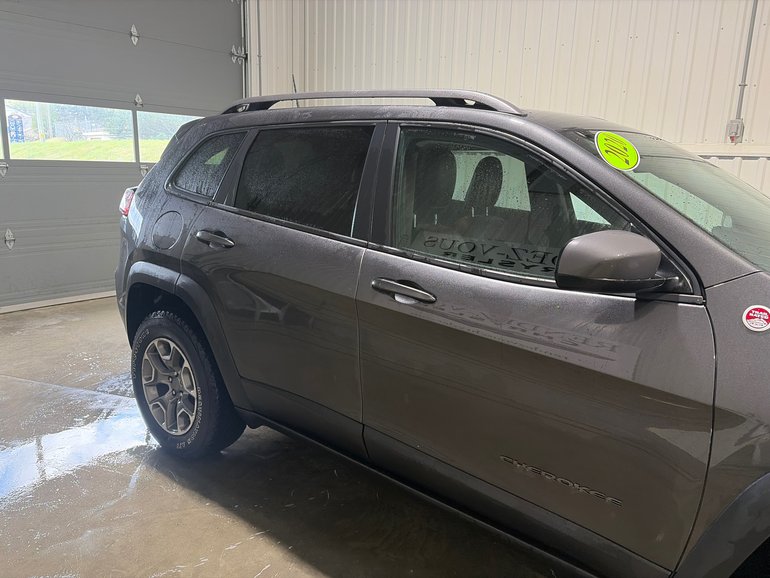 2020 Jeep CHEROKEE TRAILHAWK