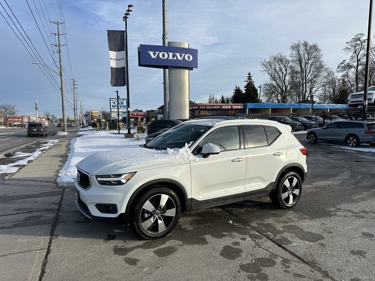 2022 Volvo XC40 Momentum