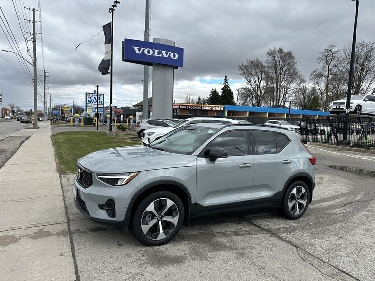 2024 Volvo XC40 Plus Dark Theme