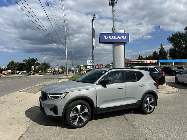 2024 Volvo XC40 Plus Dark Theme