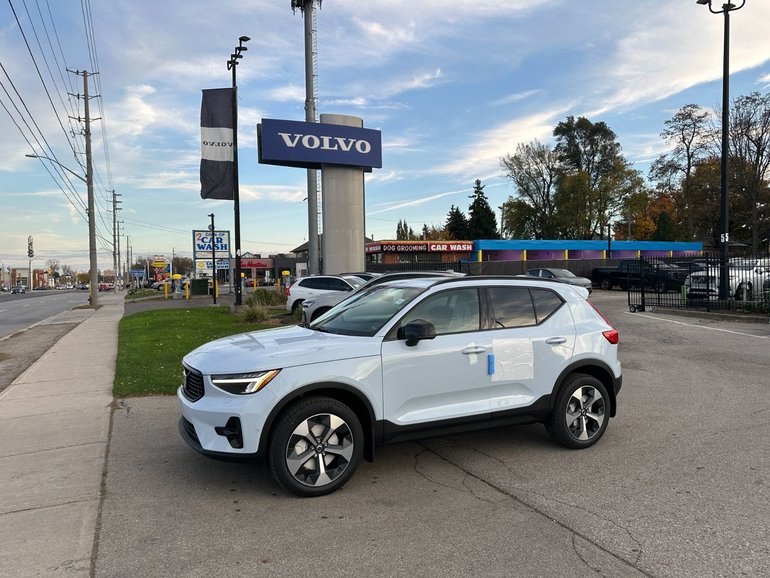 2025 Volvo XC40 Plus Dark Theme