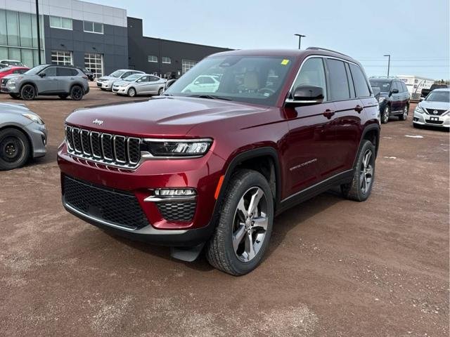 2023 Jeep Grand Cherokee 4X4 Limited Low Kilometer, Leather,