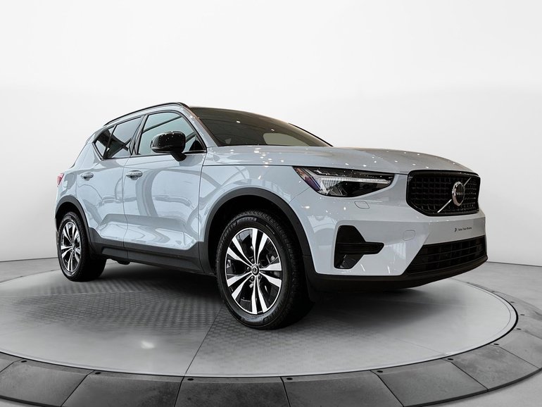 2024 Volvo XC40 B5 CORE // AWD // DARK THEME