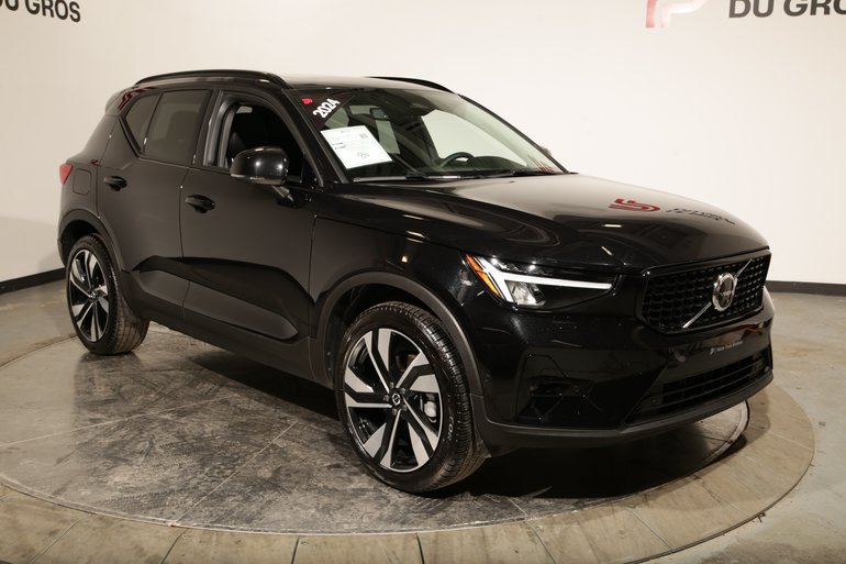 2024 Volvo XC40 B5 PLUS AWD // DARK THEME